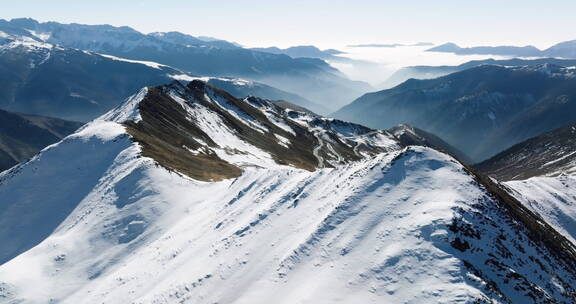 夹金山冬季航拍白雪覆盖山脊