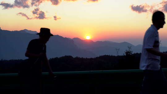 两名驴友行走在夕阳下