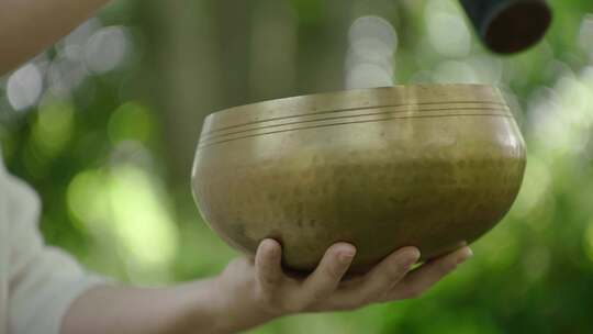 颂钵疗愈或音钵疗愈森林树林寺庙公园