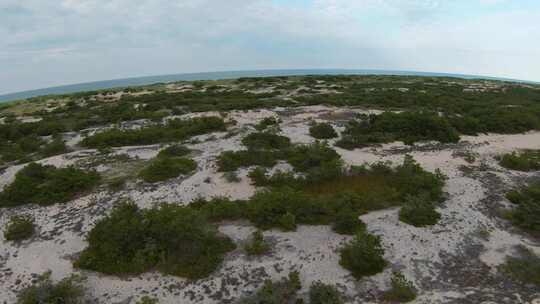 FPV无人机拍摄了令人惊叹的景观，有树叶、白色沙丘和通往AT的小径