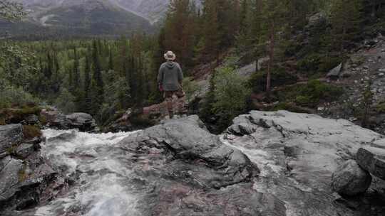 旅行者欣赏美丽的自然景观