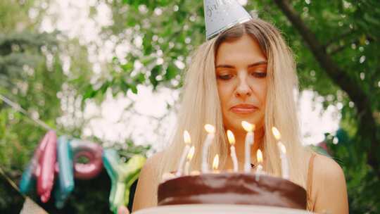 一个戴着派对帽的悲伤女人独自站在节日生日