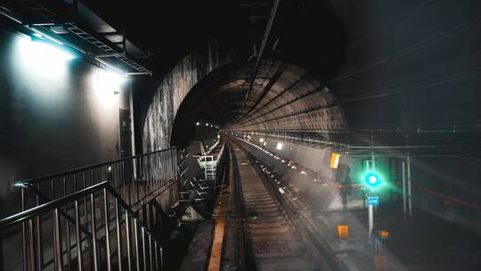 地铁隧洞穿越