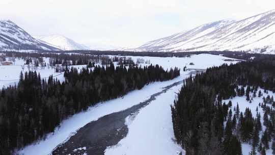 航拍新疆冬季喀纳斯湖雪景雪山森林冰河晨雾