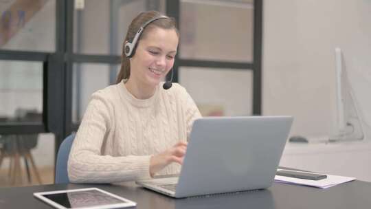 带耳机的成熟女人与客户交谈