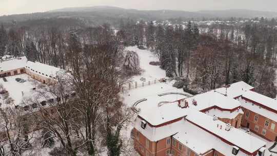 雪地里一栋建筑的航拍镜头