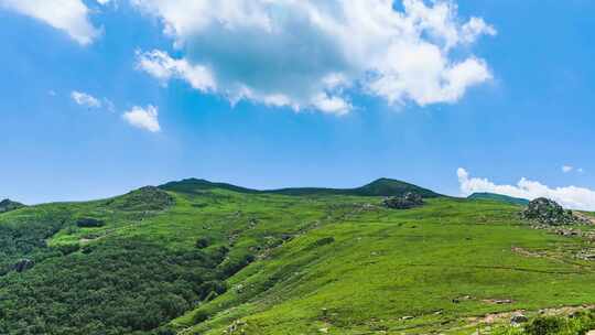 夏季蓝天白云绿色高山草甸群山大气风光