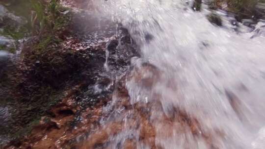 青山绿水山间小溪流淌水流特写升格