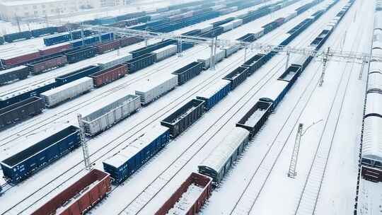 雪中铁轨上的货运火车