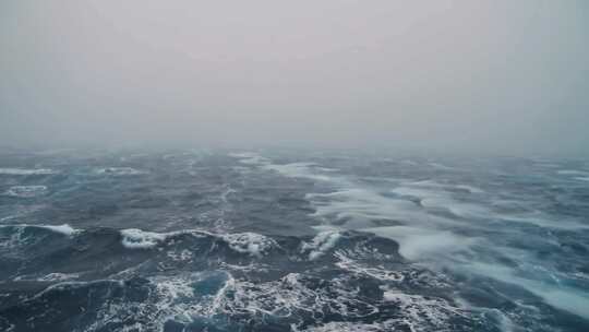 阴天空中波涛汹涌的大海