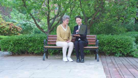 微笑服务 为老人讲解服务 客户讲解