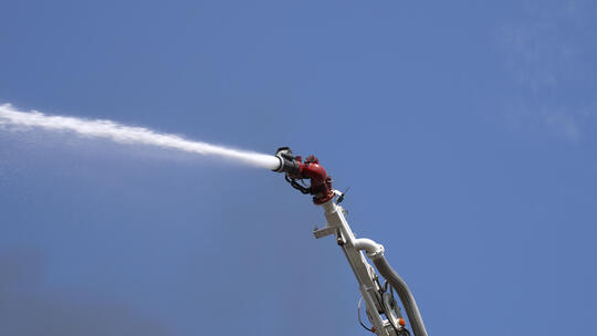 慢镜头升格拍摄消防车喷射水柱