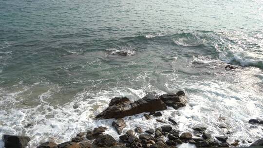 大海深圳大鹏海岸海水拍打石头