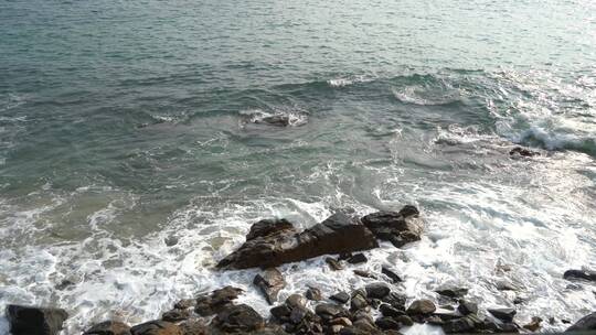 大海深圳大鹏海岸海水拍打石头视频素材模板下载