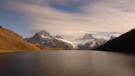 瑞士阿尔卑斯山脉Bachalpsee湖上风景如画的景色