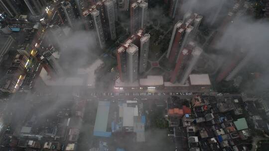 航拍城市雨后平流雾