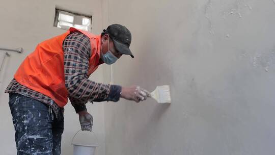 建筑工人装修施工刷墙喷漆