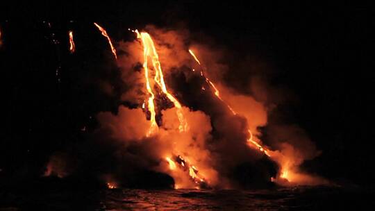 壮观的夜间熔岩从火山流入海洋