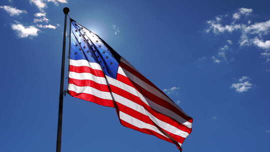 美国国旗在蓝天上挥舞