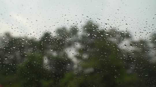 下雨天汽车玻璃窗外风景玻璃雨滴水珠视频素材模板下载