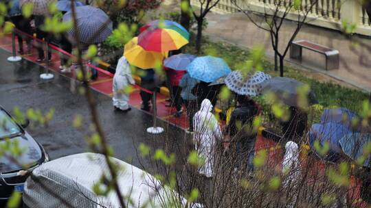 雨中防疫志愿者协助核酸采样