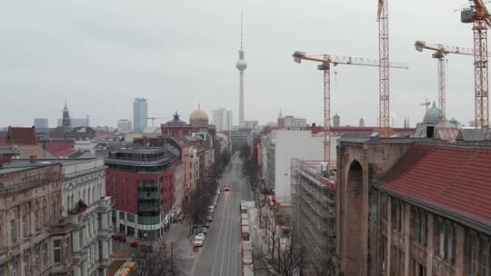 航拍柏林一条空荡荡的大道视频素材模板下载