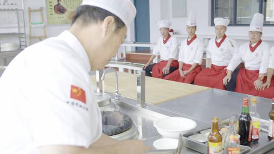 厨师现场给学员教做中餐视频素材模板下载