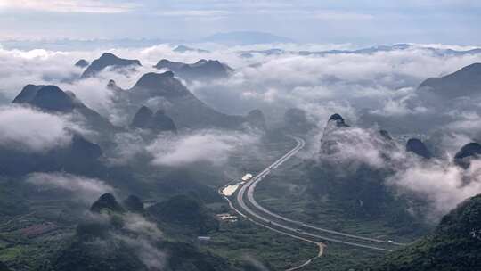 山间公路穿梭于云海间的壮观景象