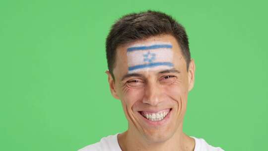 脸上画着以色列国旗的人微笑着