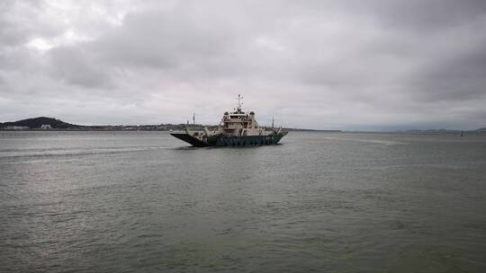 实拍波涛汹涌浪花海浪