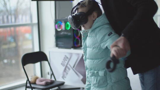 玩虚拟现实眼镜的女孩视频素材模板下载