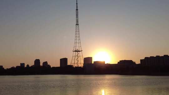 湖面夕阳晚霞倒影实拍