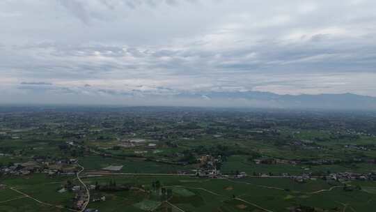 四川德阳罗江区高山下的平原土地