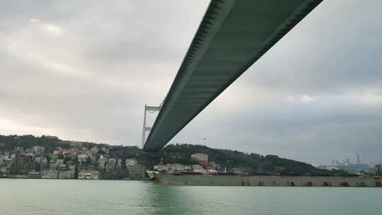 伊斯坦布尔博斯普鲁斯海峡大桥。土耳其。