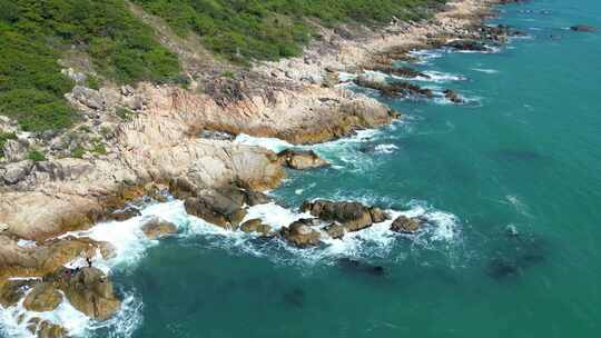 4K三亚海水海滩浪花拍打在礁石上