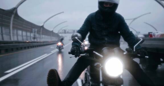 一个骑摩托车的人在路上