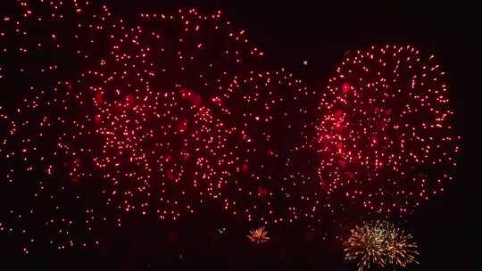 夜空中绽放的绚丽烟火烟花秀