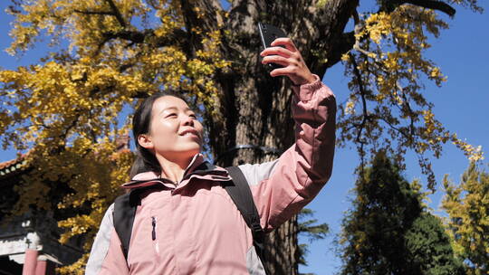 中国人女人在岱庙古建筑树林旅游漫步拍照