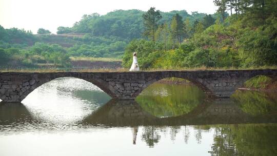 乡村古桥小溪流水