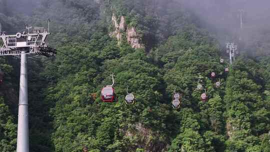 旅游景区上山索道繁忙运营