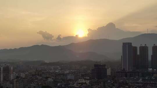 夕阳下的城市与远山全景风光