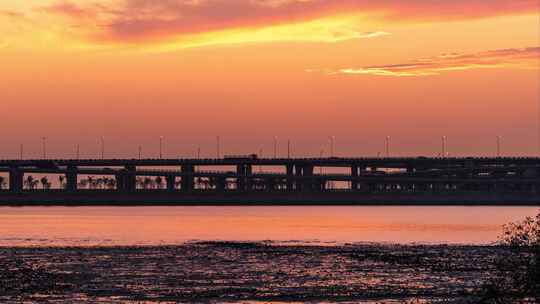 夕阳下桥梁与水面景观延时