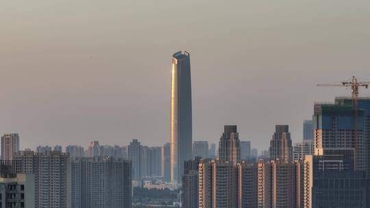 武汉中心大厦，长焦平视横移镜头