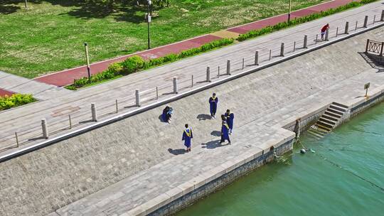 青岛西海岸新区海边公园散步健身