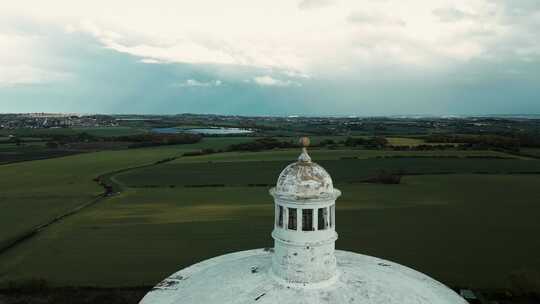 从Chidswell Lane拍摄的Gawthorpe水塔上部的航拍镜头。Gawthorpe Wat