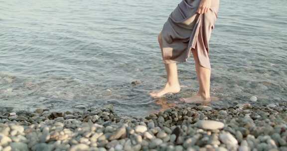 一女生在海边散步旅游