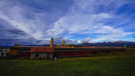 草原上的藏族特色寺庙风景