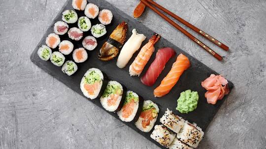 黑石板上不同种类寿司卷的组成