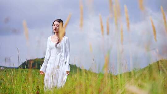 龙里户外草地美女行走