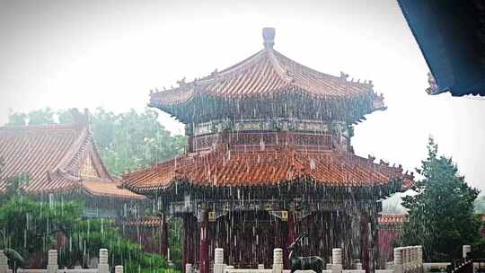 北京暴雨中的景山公园古建筑龙雕龙吐水